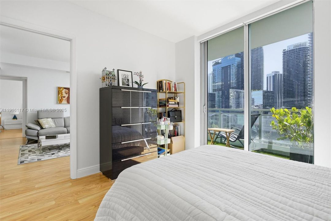 合同活跃: $4,500 (2 贝兹, 2 浴室, 1121 平方英尺)