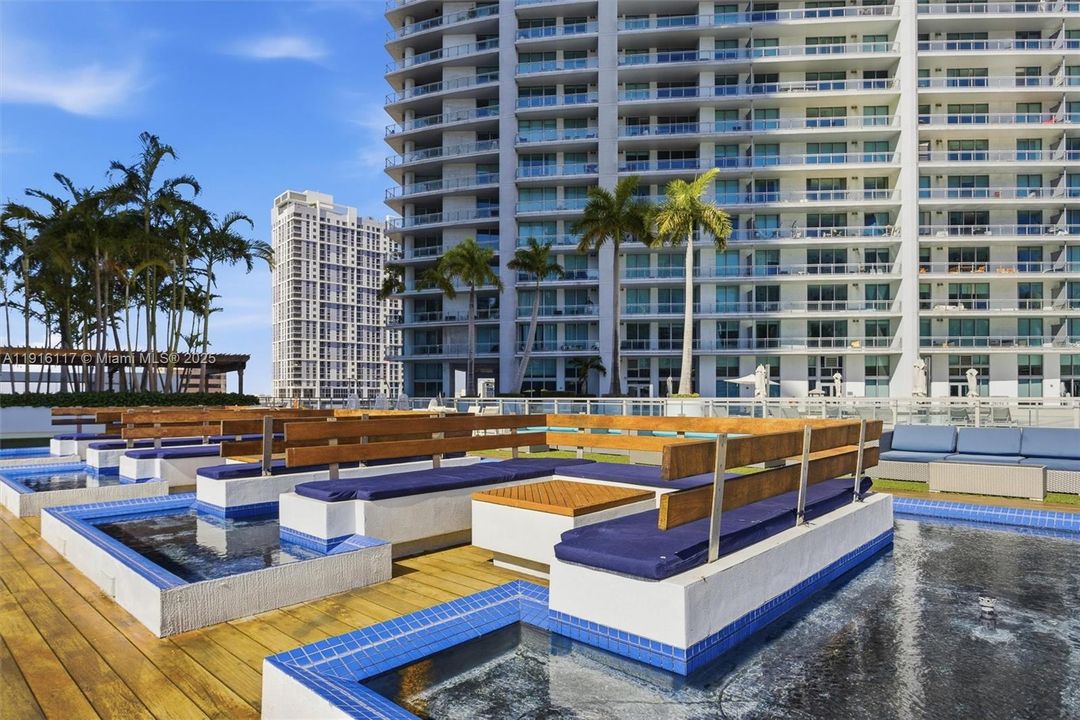 合同活跃: $4,500 (2 贝兹, 2 浴室, 1121 平方英尺)