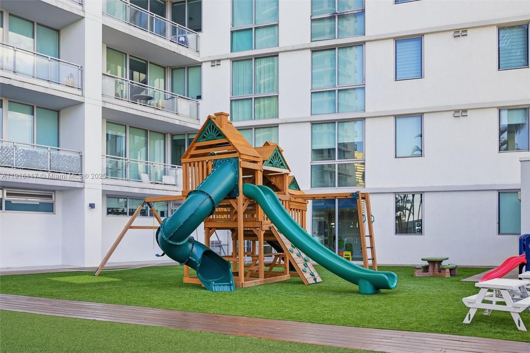 合同活跃: $4,500 (2 贝兹, 2 浴室, 1121 平方英尺)