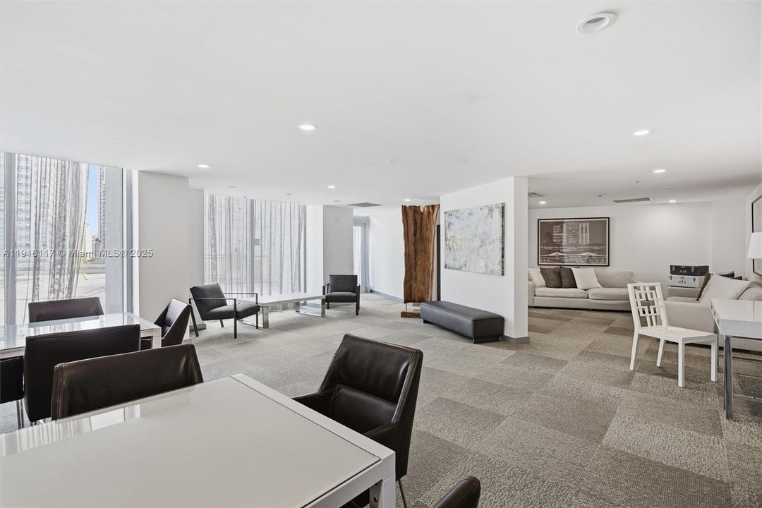 合同活跃: $4,500 (2 贝兹, 2 浴室, 1121 平方英尺)