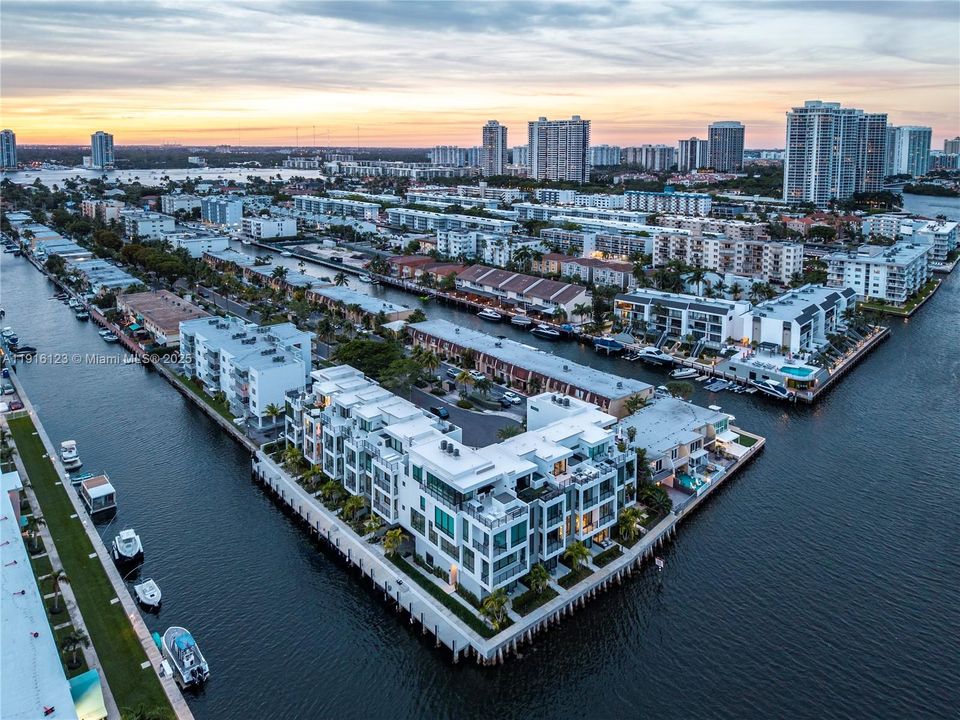 待售: $2,934,500 (4 贝兹, 4 浴室, 3375 平方英尺)