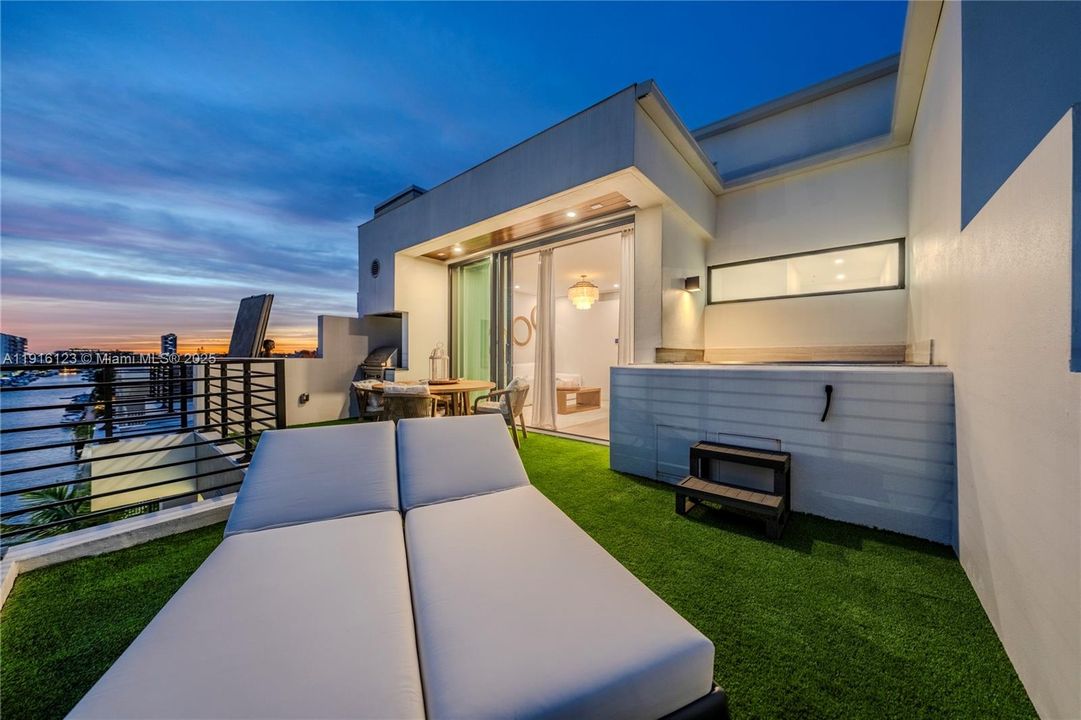 待售: $2,934,500 (4 贝兹, 4 浴室, 3375 平方英尺)