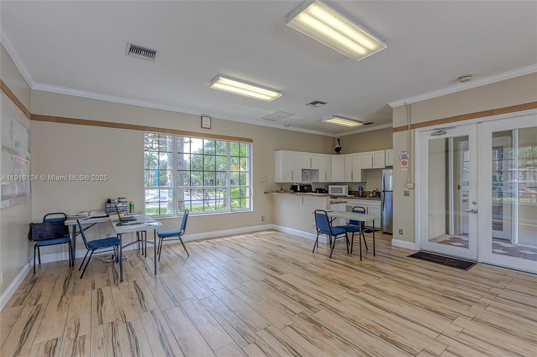 出租: $3,100 (3 贝兹, 2 浴室, 1428 平方英尺)