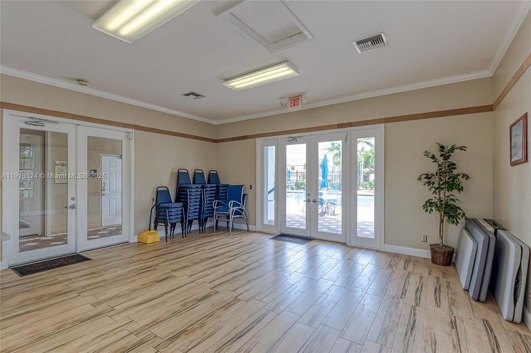 出租: $3,100 (3 贝兹, 2 浴室, 1428 平方英尺)