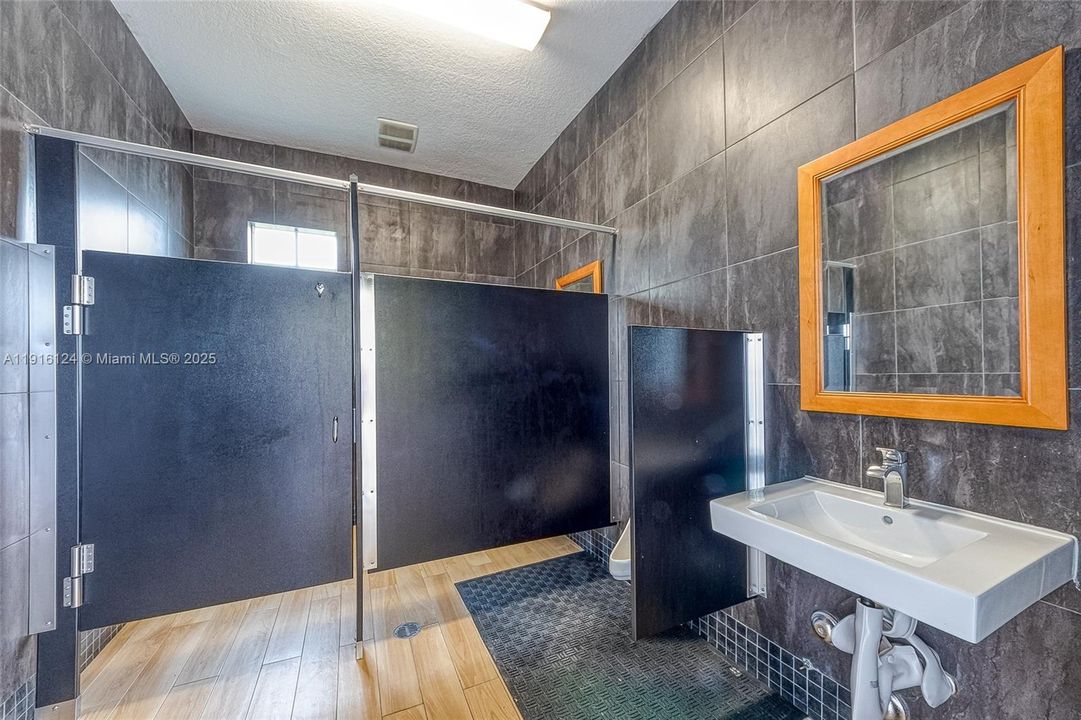 出租: $3,100 (3 贝兹, 2 浴室, 1428 平方英尺)