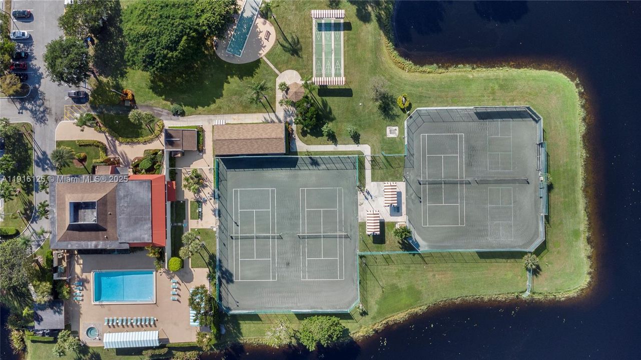 For Sale: $225,000 (2 beds, 2 baths, 1360 Square Feet)