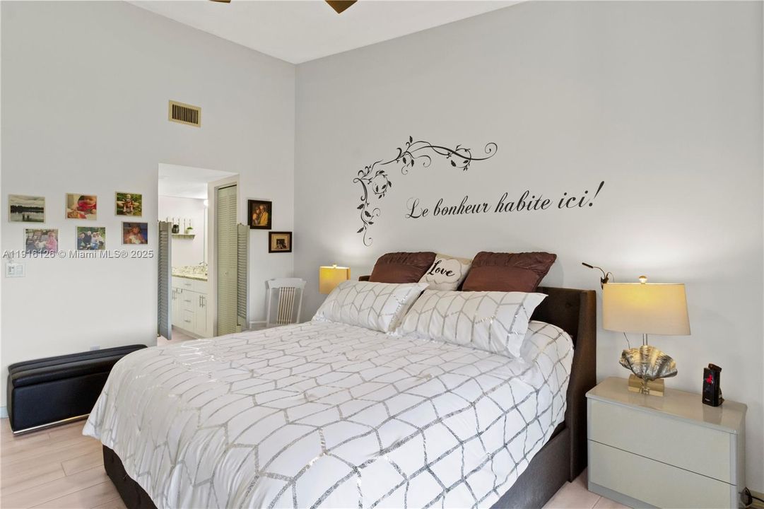 For Sale: $225,000 (2 beds, 2 baths, 1360 Square Feet)