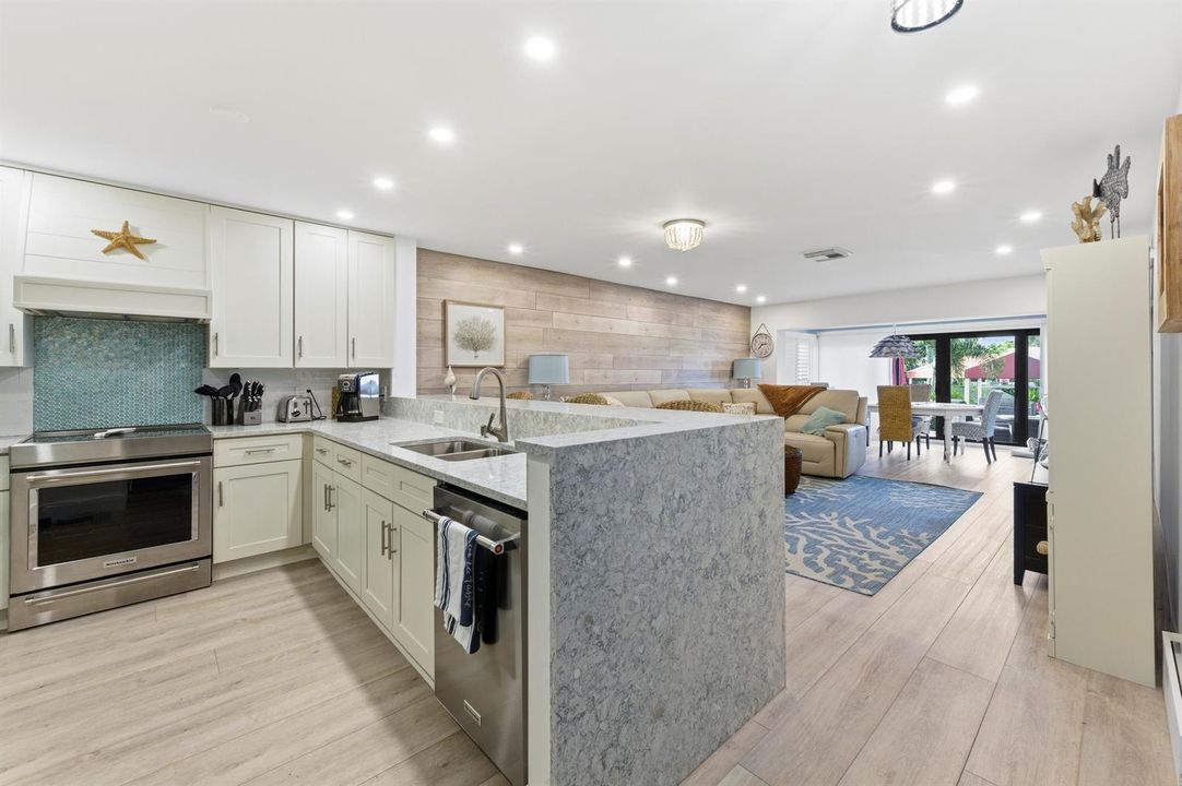 KITCHEN / LIVING