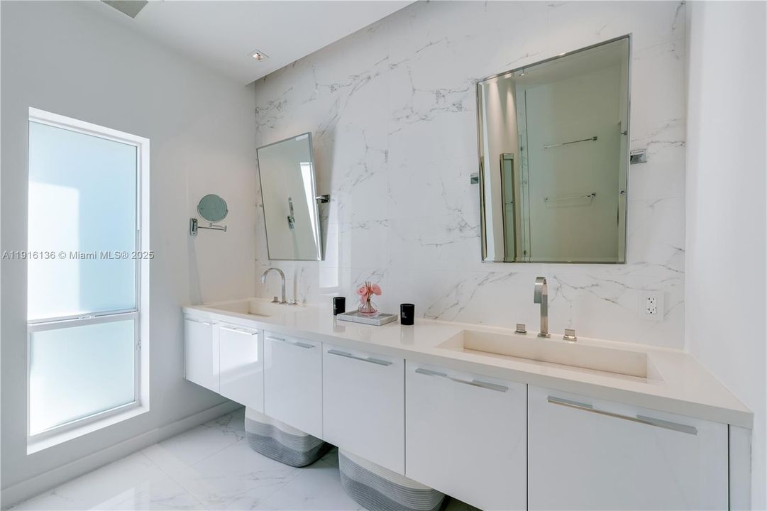 出租: $22,000 (4 贝兹, 3 浴室, 2689 平方英尺)