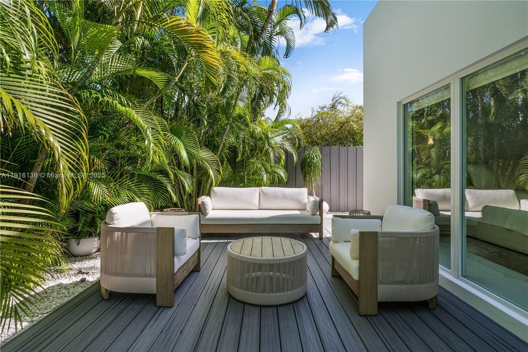 出租: $22,000 (4 贝兹, 3 浴室, 2689 平方英尺)