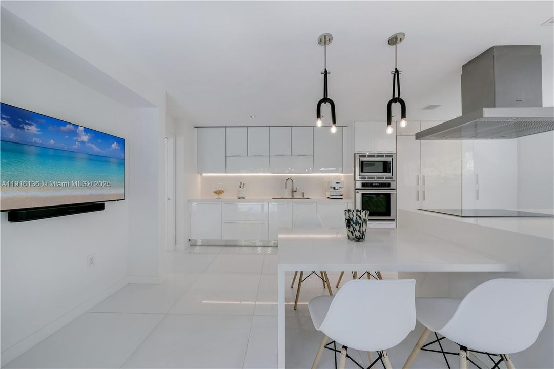 出租: $22,000 (4 贝兹, 3 浴室, 2689 平方英尺)