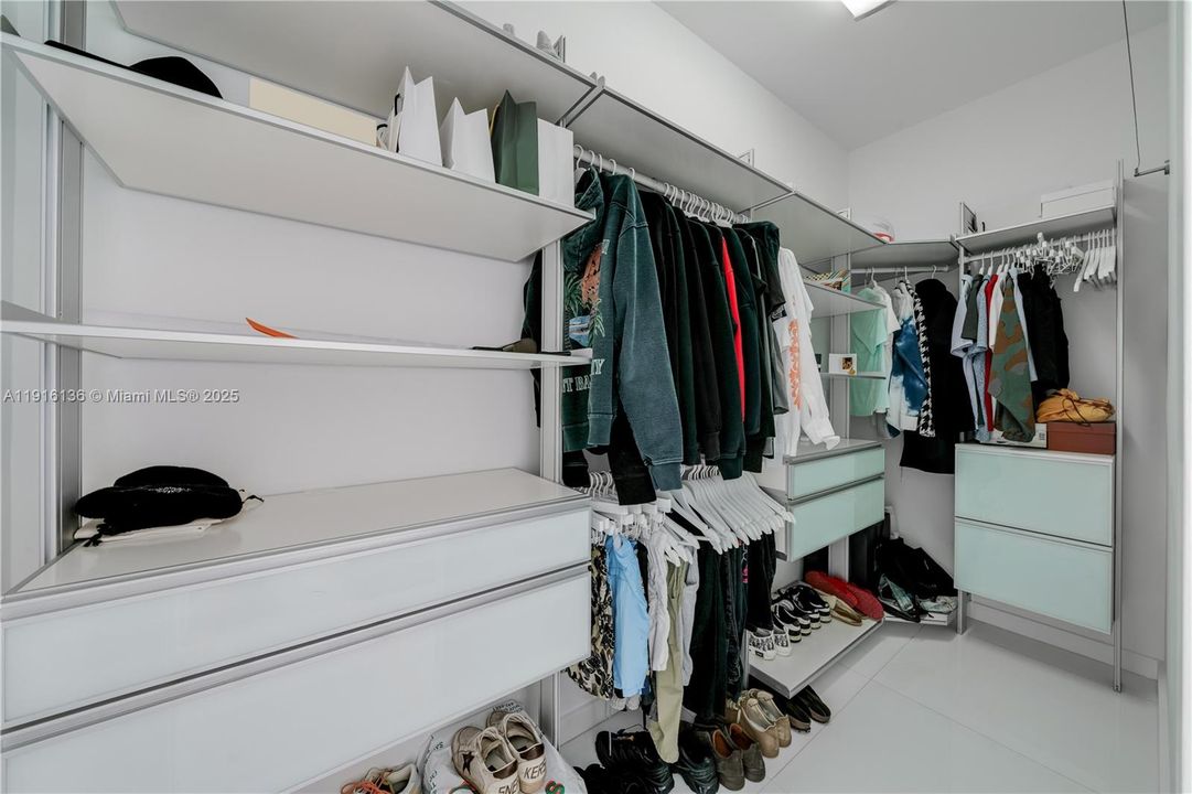 出租: $22,000 (4 贝兹, 3 浴室, 2689 平方英尺)