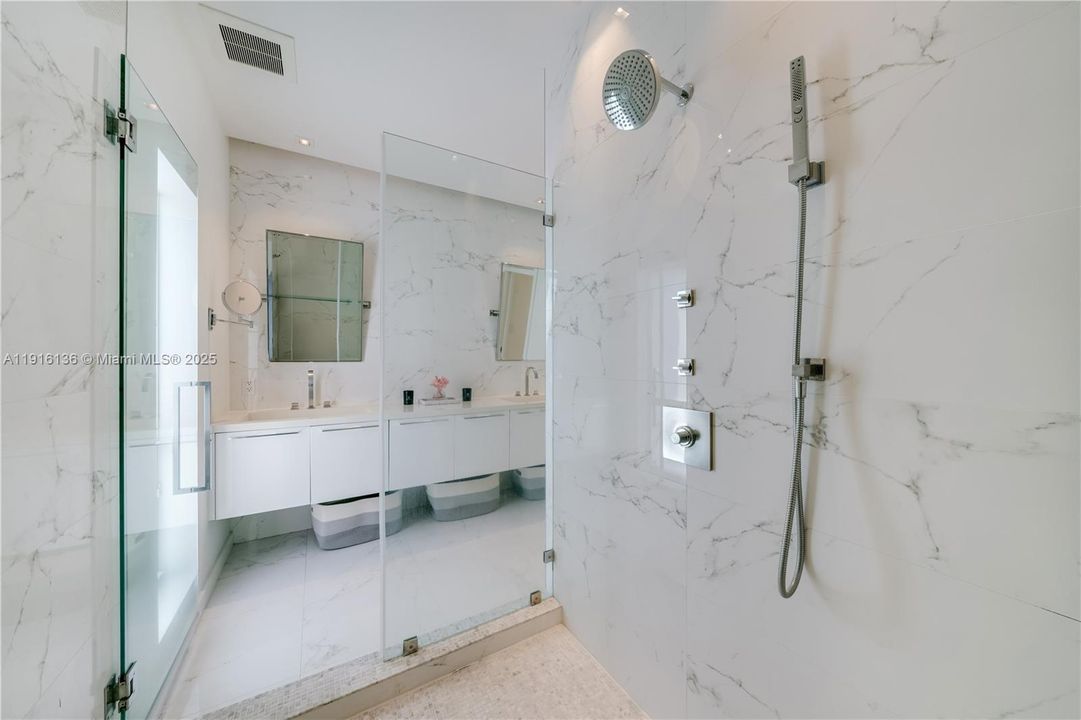 出租: $22,000 (4 贝兹, 3 浴室, 2689 平方英尺)