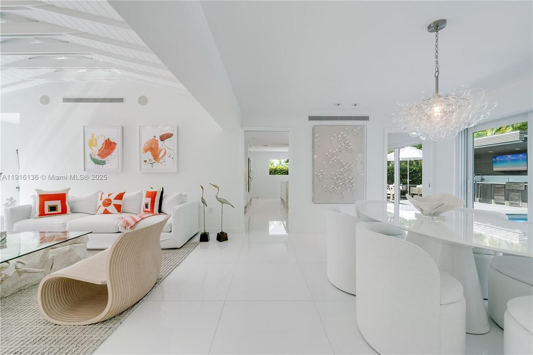 出租: $22,000 (4 贝兹, 3 浴室, 2689 平方英尺)