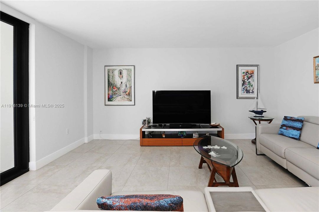 На продажу: $825,000 (2 спален, 2 ванн, 1380 Квадратных фут)