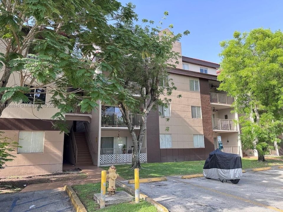 For Rent: $1,900 (1 beds, 1 baths, 676 Square Feet)