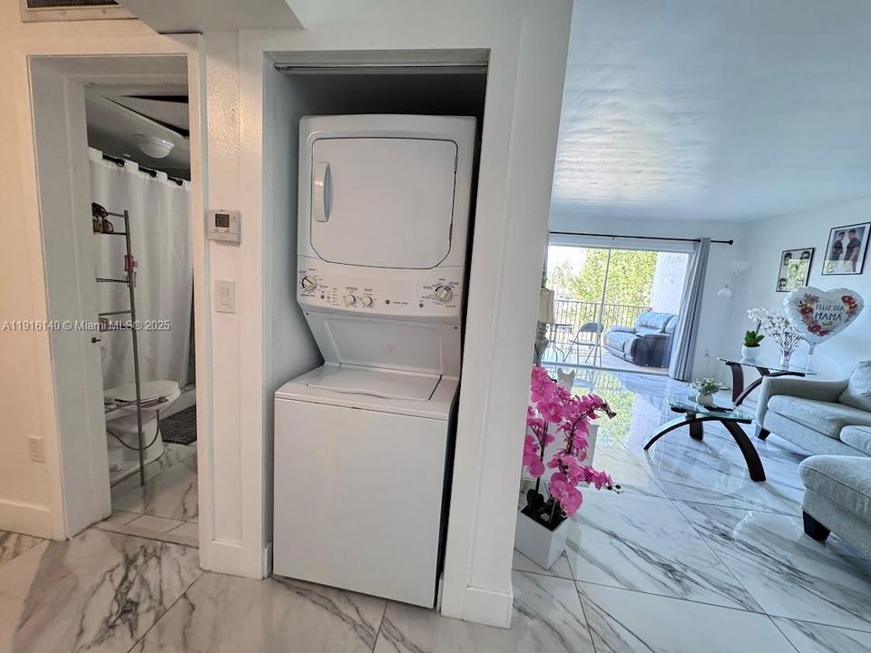 For Rent: $1,900 (1 beds, 1 baths, 676 Square Feet)