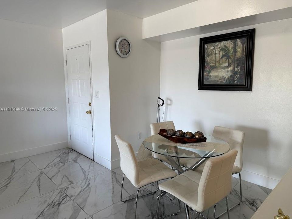 For Rent: $1,900 (1 beds, 1 baths, 676 Square Feet)