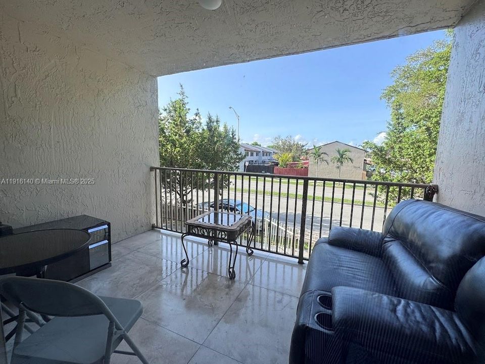 For Rent: $1,900 (1 beds, 1 baths, 676 Square Feet)