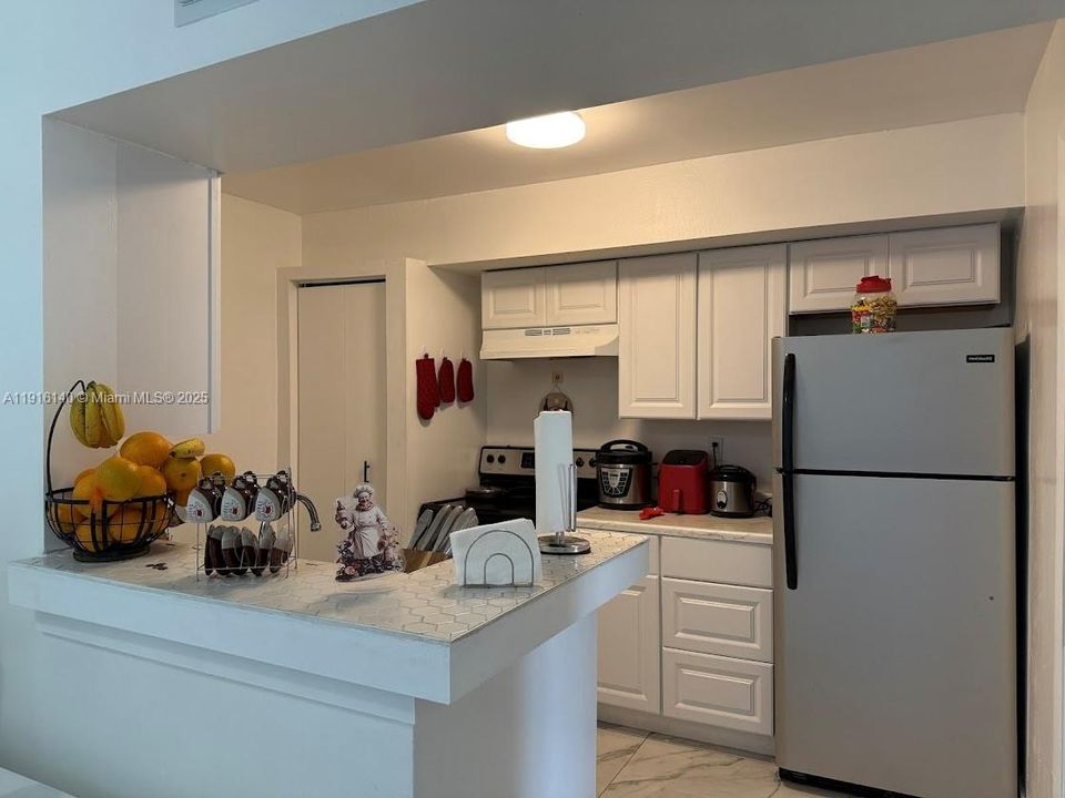 For Rent: $1,900 (1 beds, 1 baths, 676 Square Feet)