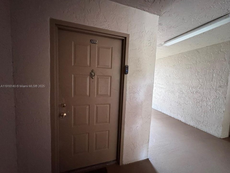 For Rent: $1,900 (1 beds, 1 baths, 676 Square Feet)