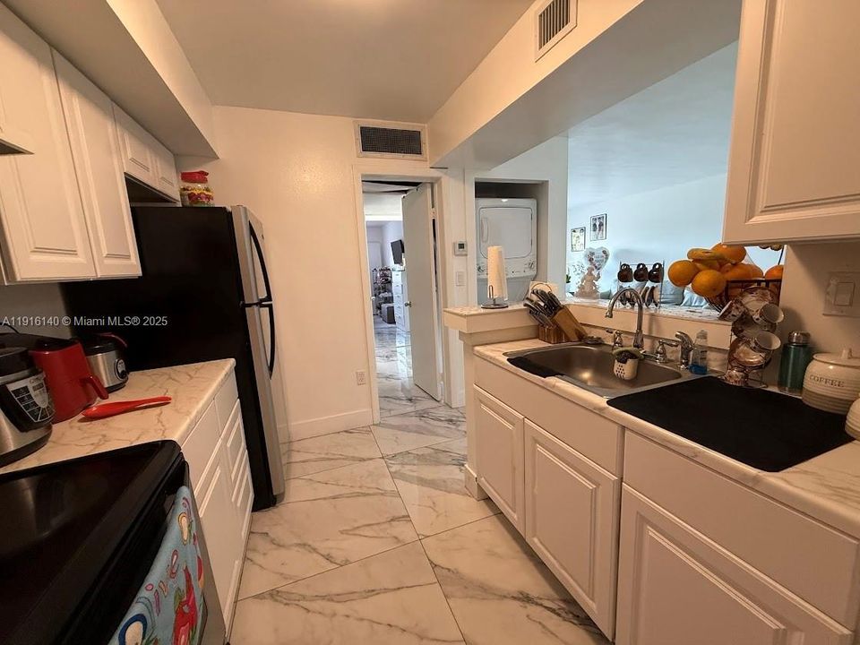 For Rent: $1,900 (1 beds, 1 baths, 676 Square Feet)