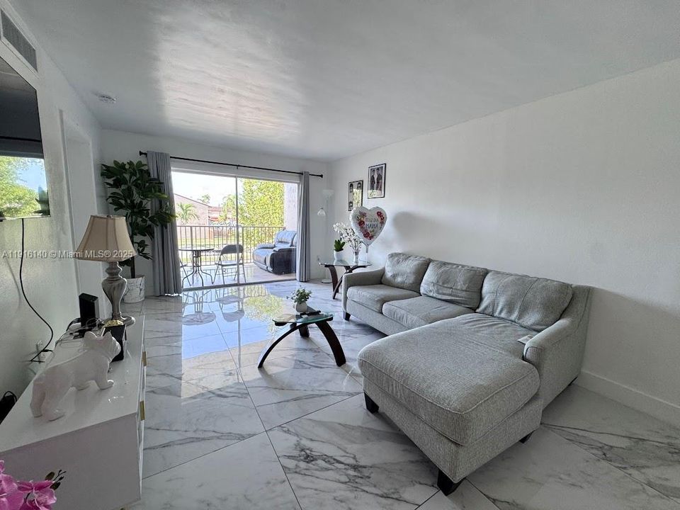 For Rent: $1,900 (1 beds, 1 baths, 676 Square Feet)