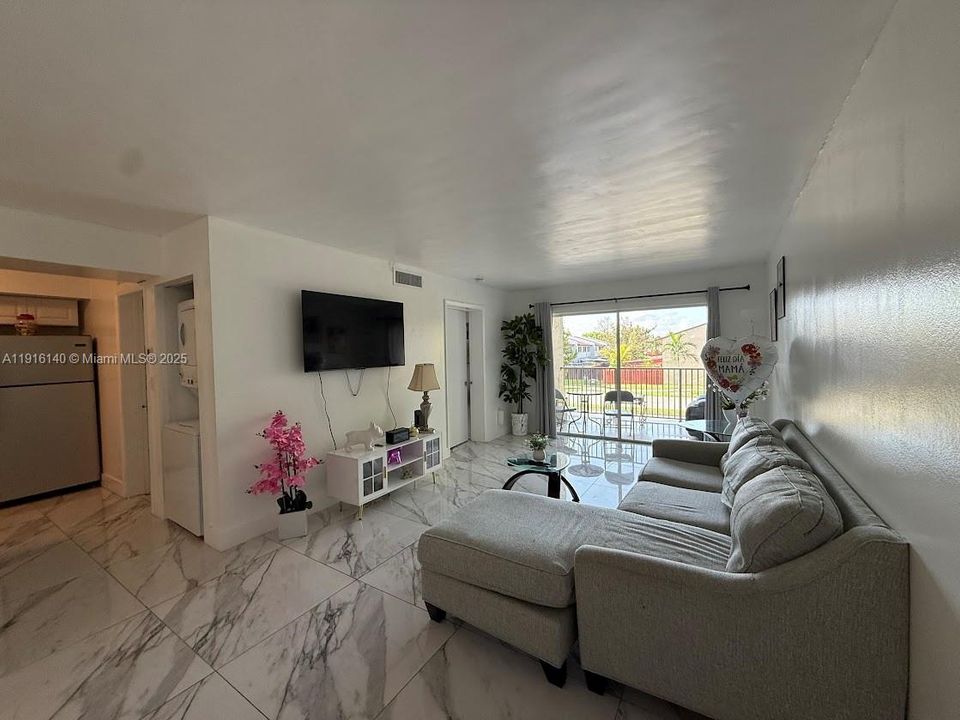 For Rent: $1,900 (1 beds, 1 baths, 676 Square Feet)