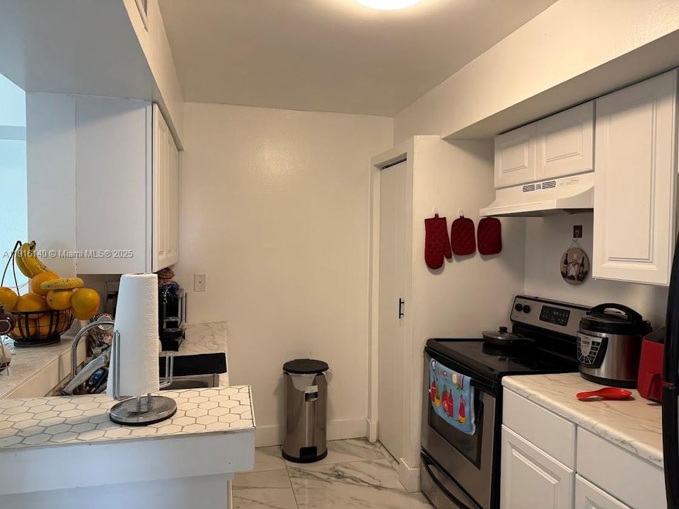 For Rent: $1,900 (1 beds, 1 baths, 676 Square Feet)
