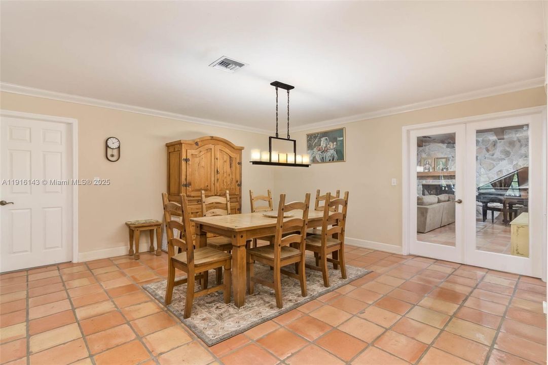 En Venta: $1,250,000 (5 camas, 3 baños, 4844 Pies cuadrados)