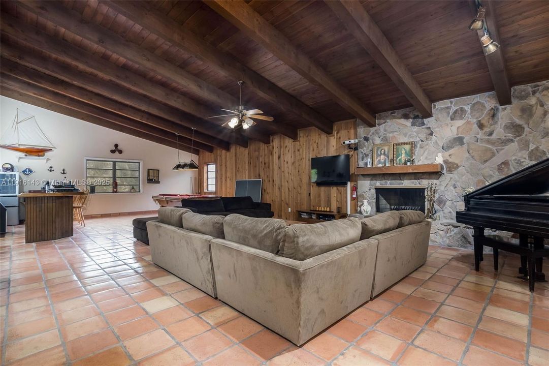 En Venta: $1,250,000 (5 camas, 3 baños, 4844 Pies cuadrados)