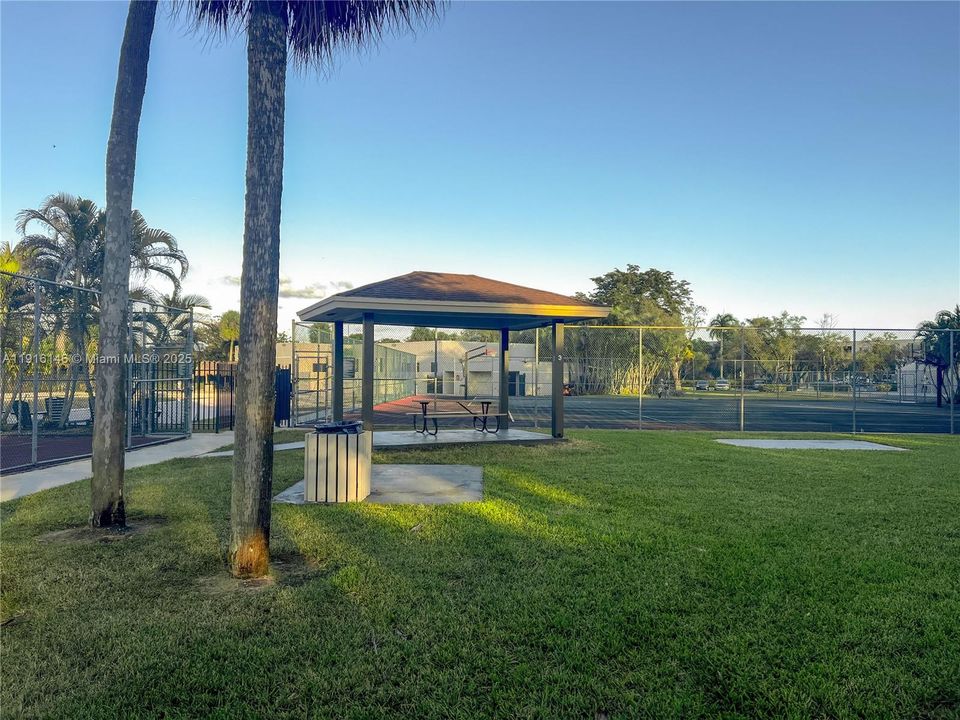 待售: $286,000 (2 贝兹, 2 浴室, 965 平方英尺)