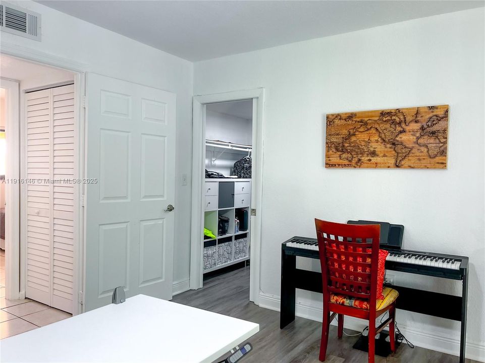 待售: $286,000 (2 贝兹, 2 浴室, 965 平方英尺)