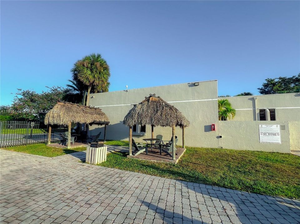 待售: $286,000 (2 贝兹, 2 浴室, 965 平方英尺)