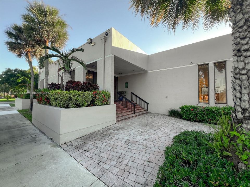 待售: $286,000 (2 贝兹, 2 浴室, 965 平方英尺)