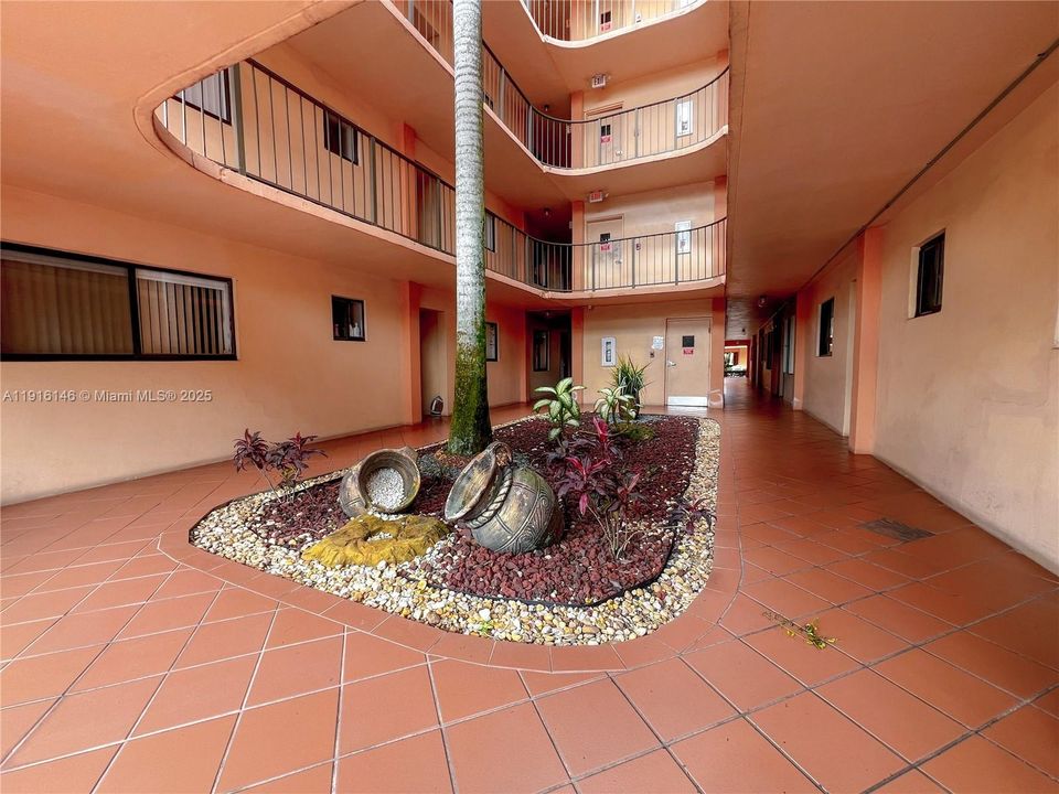 待售: $286,000 (2 贝兹, 2 浴室, 965 平方英尺)