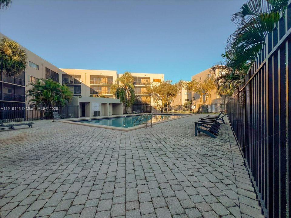 待售: $286,000 (2 贝兹, 2 浴室, 965 平方英尺)