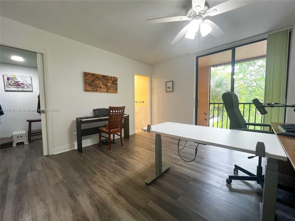 待售: $286,000 (2 贝兹, 2 浴室, 965 平方英尺)