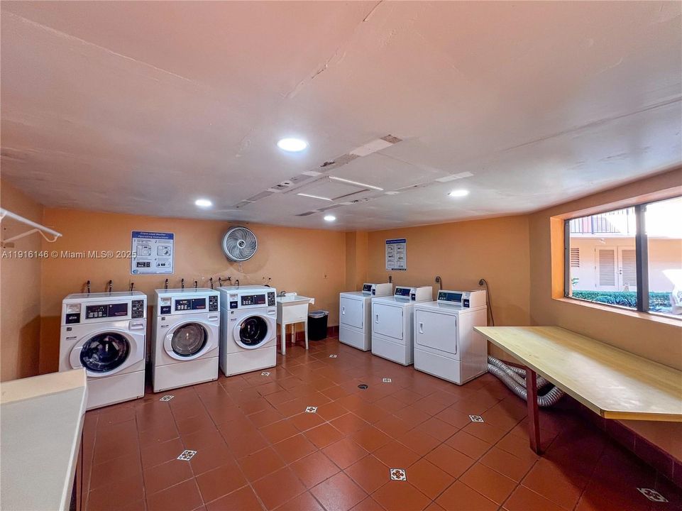 待售: $286,000 (2 贝兹, 2 浴室, 965 平方英尺)