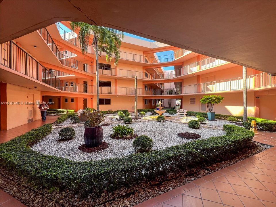 待售: $286,000 (2 贝兹, 2 浴室, 965 平方英尺)