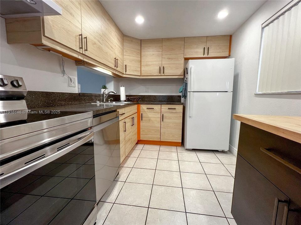 待售: $286,000 (2 贝兹, 2 浴室, 965 平方英尺)