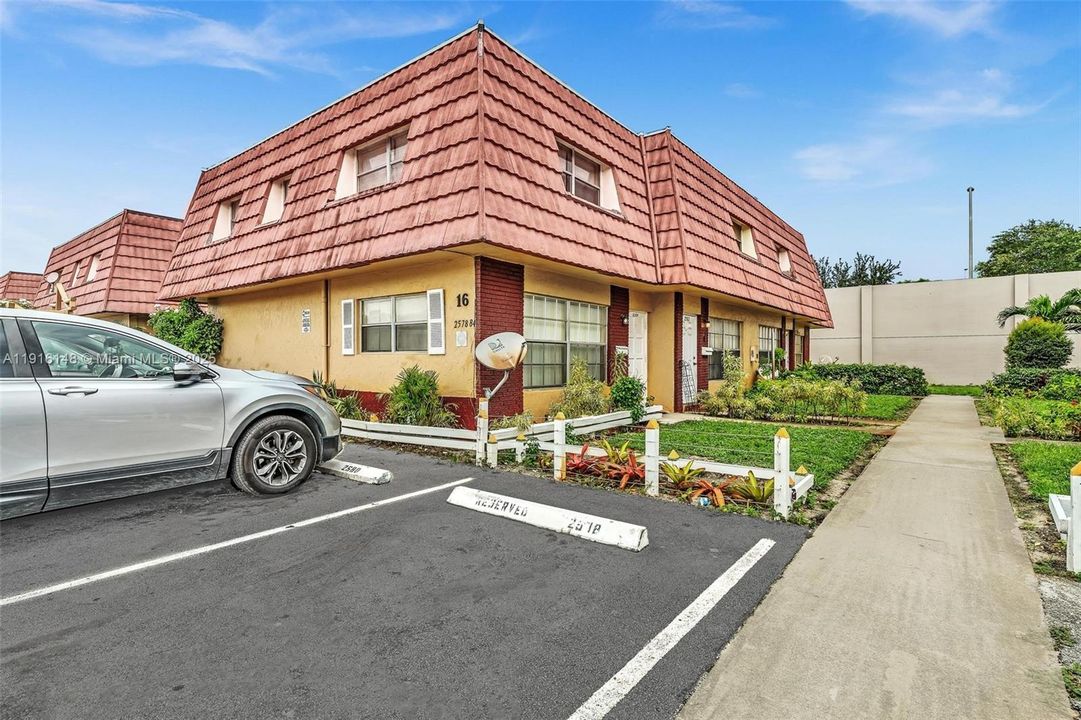 For Sale: $199,000 (2 beds, 1 baths, 940 Square Feet)