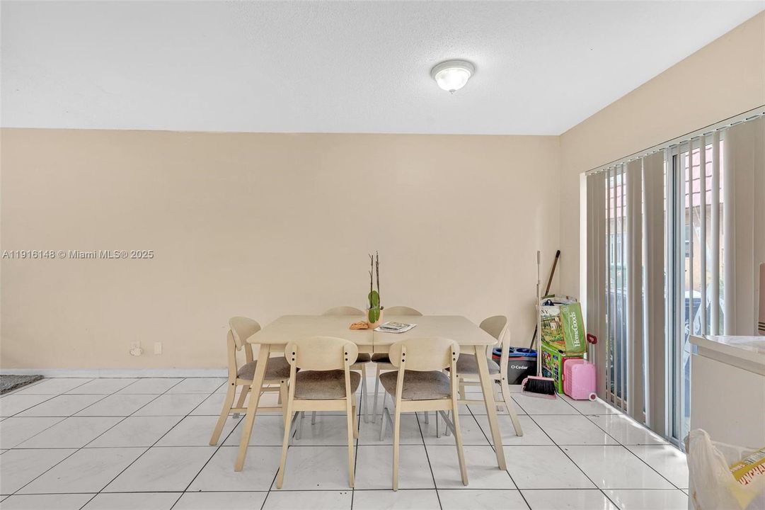 For Sale: $199,000 (2 beds, 1 baths, 940 Square Feet)