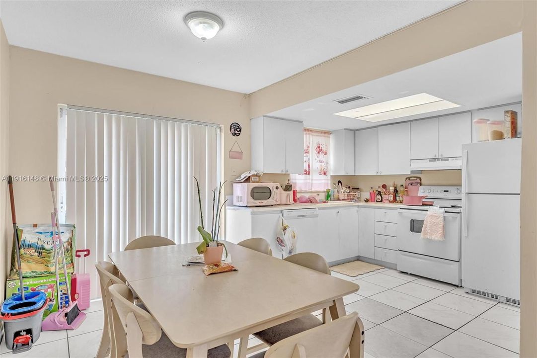 For Sale: $199,000 (2 beds, 1 baths, 940 Square Feet)