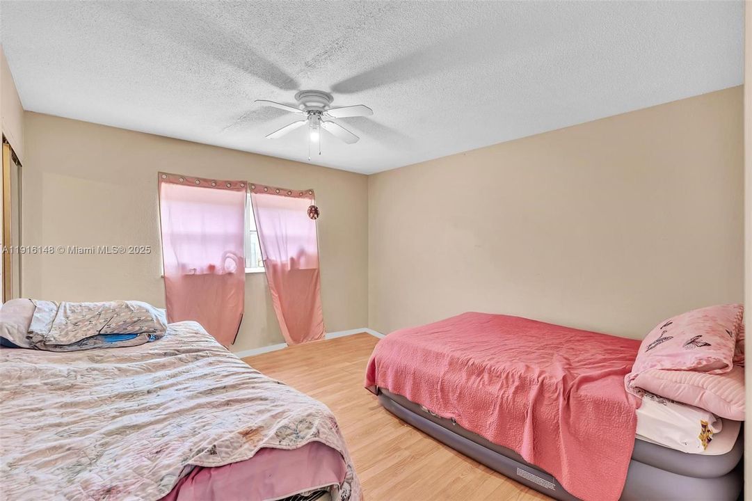 For Sale: $199,000 (2 beds, 1 baths, 940 Square Feet)