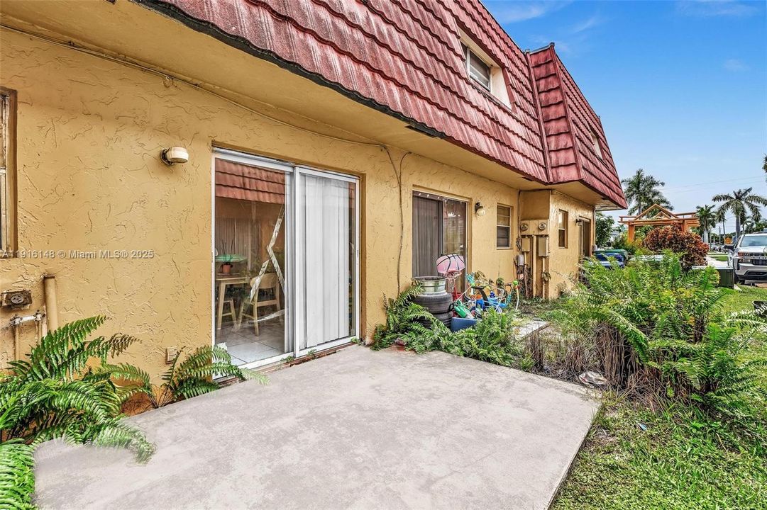 For Sale: $199,000 (2 beds, 1 baths, 940 Square Feet)