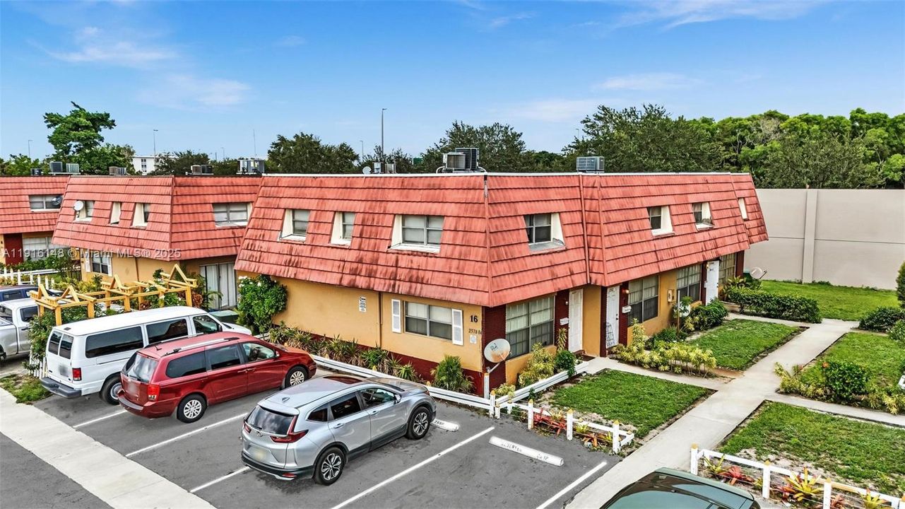 For Sale: $199,000 (2 beds, 1 baths, 940 Square Feet)