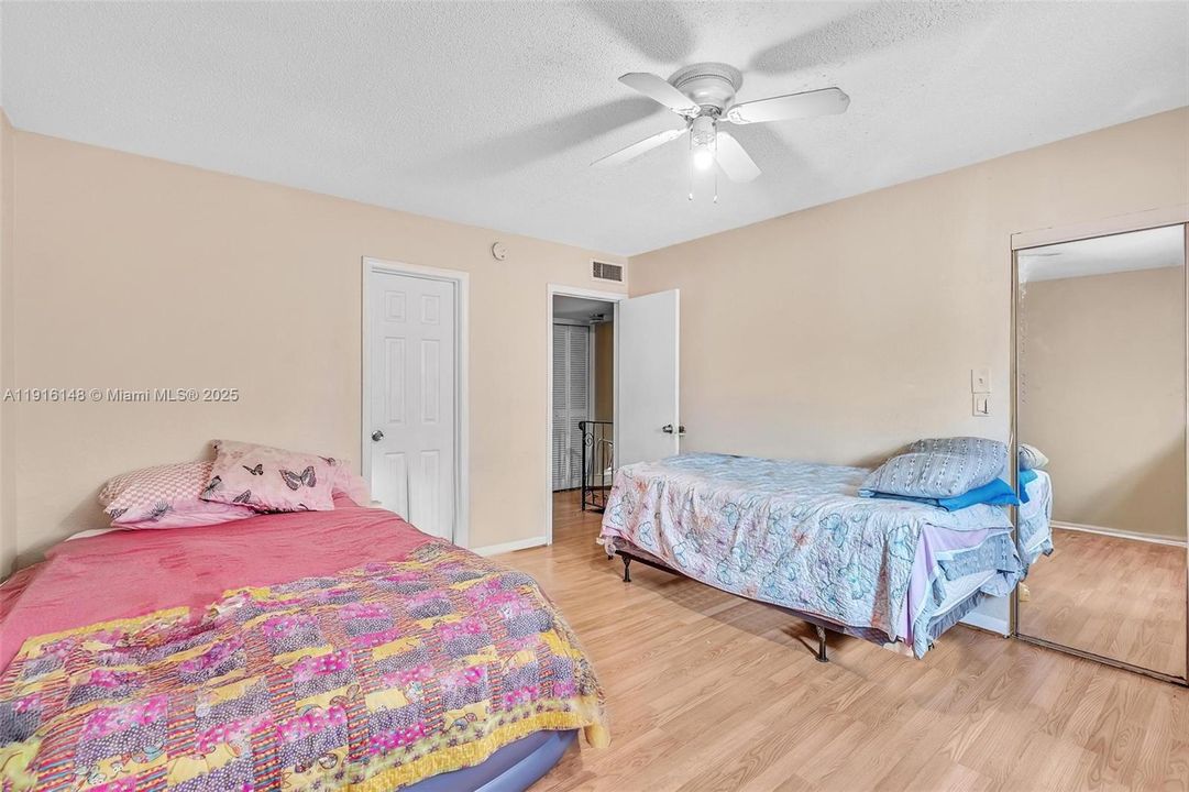 For Sale: $199,000 (2 beds, 1 baths, 940 Square Feet)