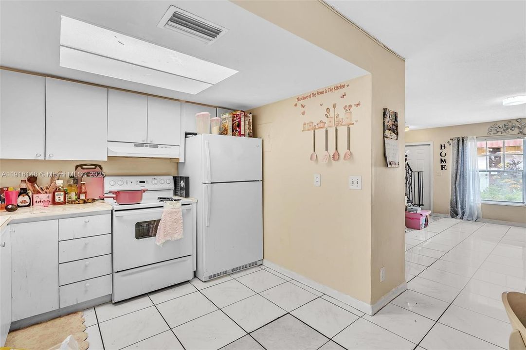 For Sale: $199,000 (2 beds, 1 baths, 940 Square Feet)