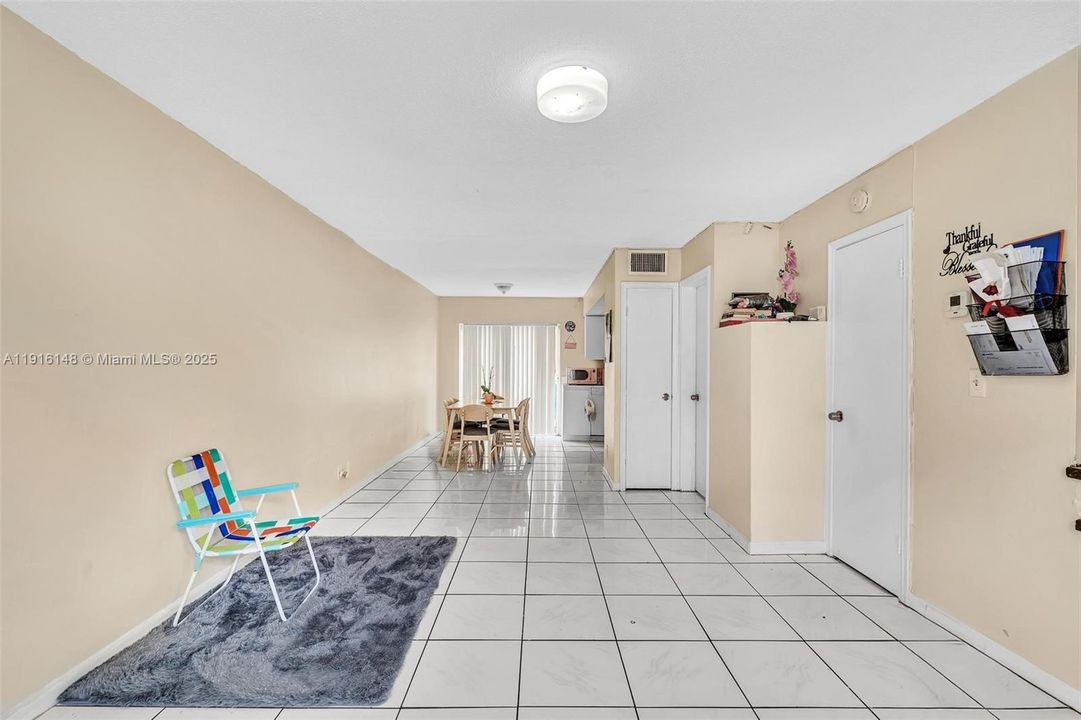 For Sale: $199,000 (2 beds, 1 baths, 940 Square Feet)